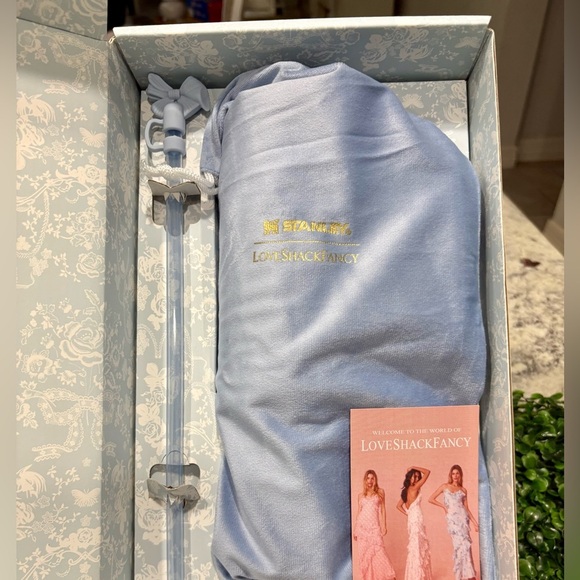 Stanley 1913 x LoveShackFancy Holiday
Quencher® H2.0 FlowState™ Tumbler | 40
OZ - Picture 5 of 5